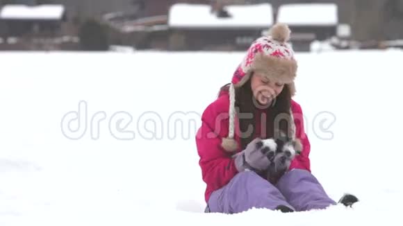 少女坐在雪地里视频的预览图