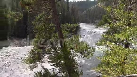 空中4k黄石岩石山林间歇泉蒸汽河与彩虹视频的预览图