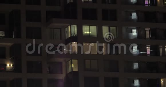 夜间高层酒店建筑视频的预览图
