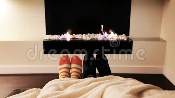 在壁炉旁的袜子里坐两只脚视频的预览图