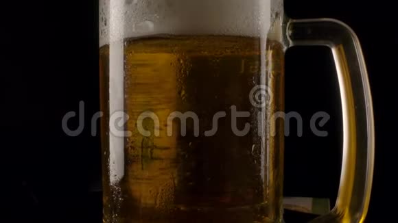 在湿杯里喝冷啤酒视频的预览图
