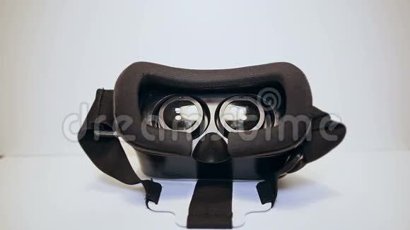 曼斯双手拿着虚拟现实眼镜虚拟现实戴上白色背景眼镜视频的预览图