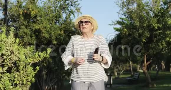 奶奶在散步跳舞视频的预览图
