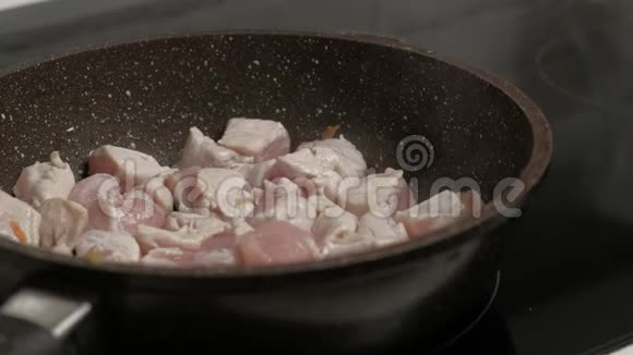 在锅里炒肉视频的预览图