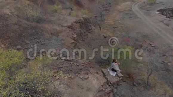 瑜伽在悬崖上冥想视频的预览图