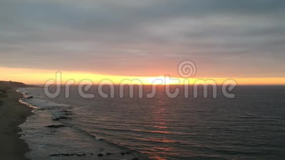 海边美丽的日落视频的预览图
