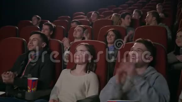 有趣的观众在剧院鼓掌人们在剧院拍手视频的预览图