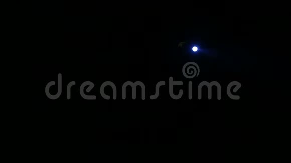 一束蓝色的光从一个侧面的聚光灯射到舞台上在黑暗中视频的预览图