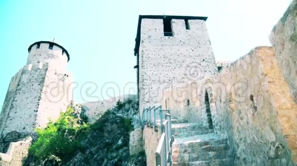 中世纪城堡和两座守卫塔视频的预览图