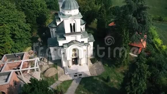 在古老的东正教修道院上空盘旋视频的预览图