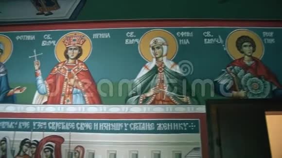东正教墙上的圣人像和祈祷坛视频的预览图