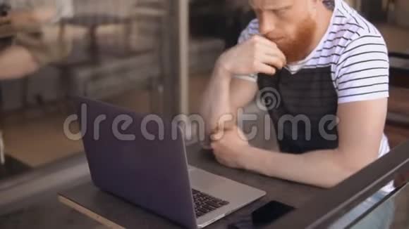 男性在电脑上聊天视频的预览图