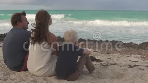 爸爸妈妈和儿子看着大海视频的预览图