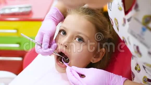 这孩子是个可爱的女孩牙椅里没有前乳牙齿视频的预览图