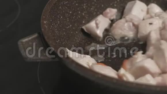 在锅里炒肉视频的预览图