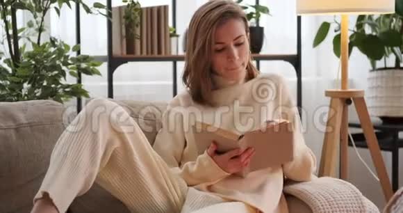 女人在沙发上看书视频的预览图
