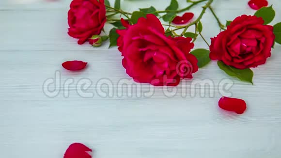 木桌上有红色玫瑰的浪漫背景俯视视频的预览图