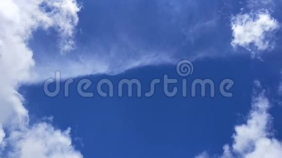 云自然运动方向相反天空晴朗视频的预览图