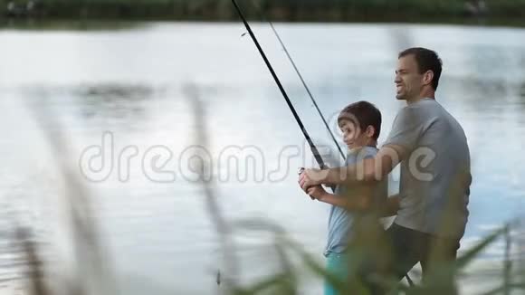 激动的父子俩从湖里捞鱼视频的预览图