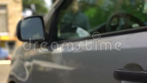 劫车者在停车场解锁汽车私人财产保险劫车视频的预览图