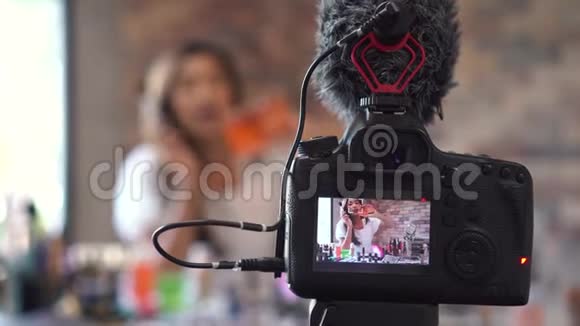 亚洲女人用三角架记录化妆品的视频视频的预览图