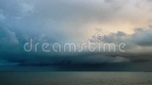 暴风雨前天空的消逝视频的预览图
