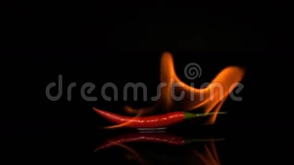 在黑色背景上燃烧辣椒视频的预览图
