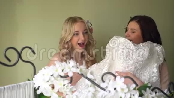新娘们正在玩婚纱视频的预览图