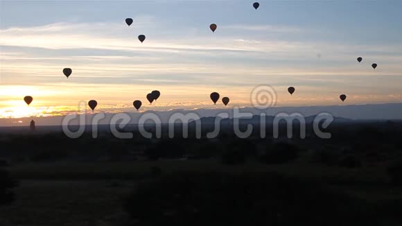 巴甘上空的气球视频的预览图