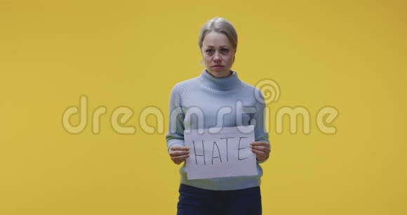 手持仇恨标志的女人视频的预览图
