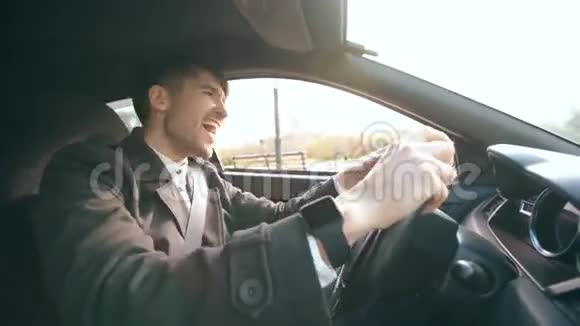 快乐英俊的商人开车唱歌做了交易后男人很高兴开车回家视频的预览图