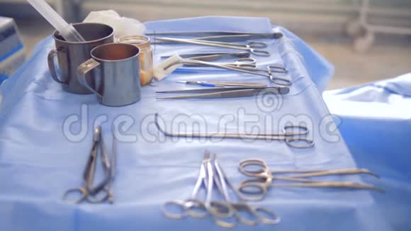 手术器械放在医院的桌子上桌子上覆盖着保护材料视频的预览图