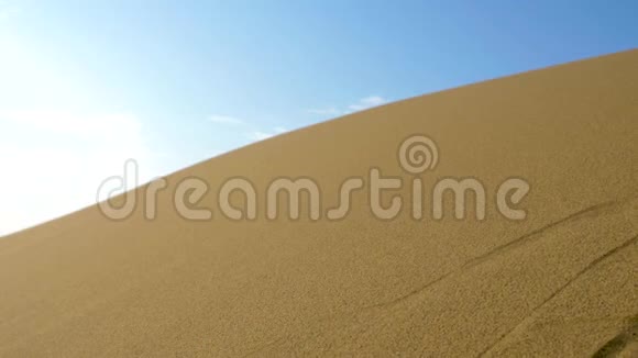 沙子落在沙漠里视频的预览图