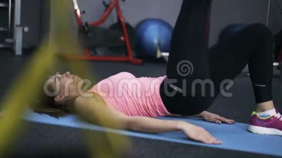 穿粉红色衣服的女人在健身房做腹肌锻炼视频的预览图
