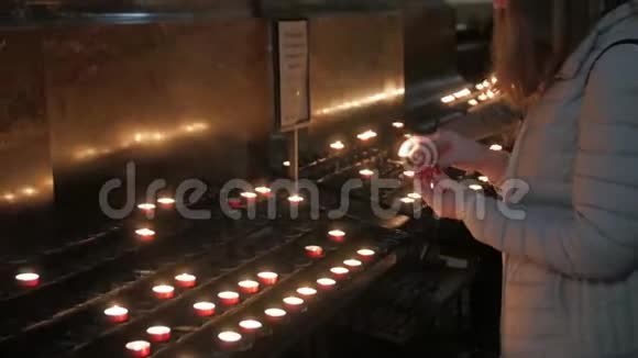 教堂里有蜡烛的女孩视频的预览图