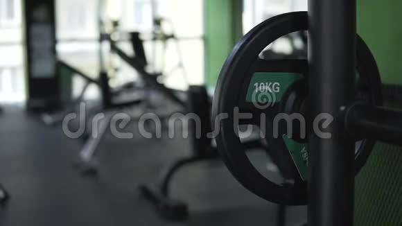 空健身房的体重训练视频的预览图