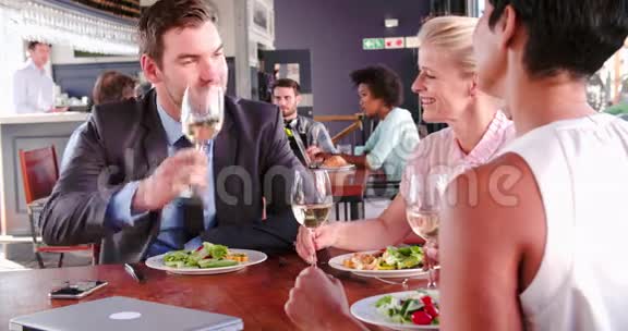 三个商人在餐馆吃午饭视频的预览图