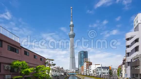 日本东京多云天空的东京天空树延时视频视频的预览图
