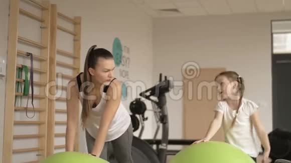 妈妈和女儿在健身房锻炼视频的预览图