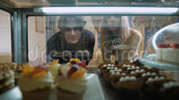 糖果店里漂亮的一对年轻人女孩和第一次约会的男人他们有浪漫的感情视频的预览图
