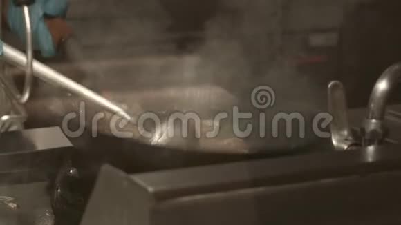 在炒锅里煮面条视频的预览图