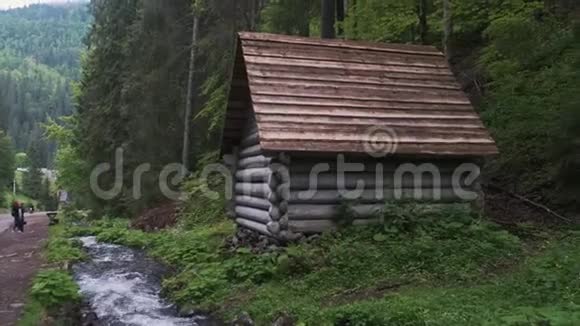溪边森林里的房子视频的预览图