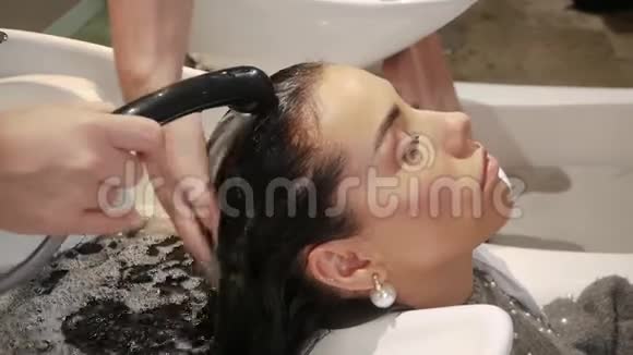洗女性头发视频的预览图