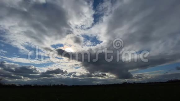 云与梦幻天空的时空视频的预览图