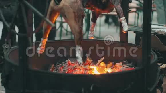 烤架上的烤猪视频的预览图