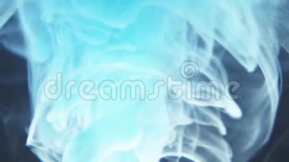抽象油墨在水中旋转视频的预览图