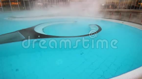 用热水蒸过水池视频的预览图