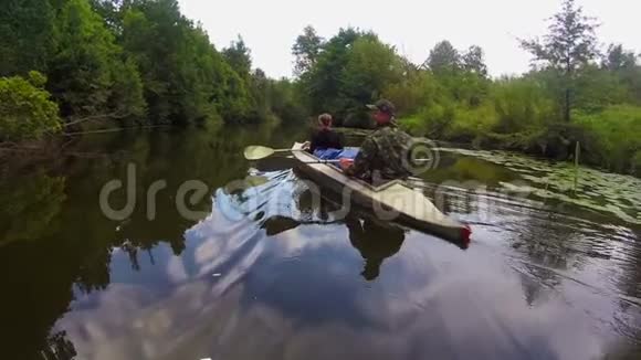 几位游人在河面划船野生积极休息视频的预览图
