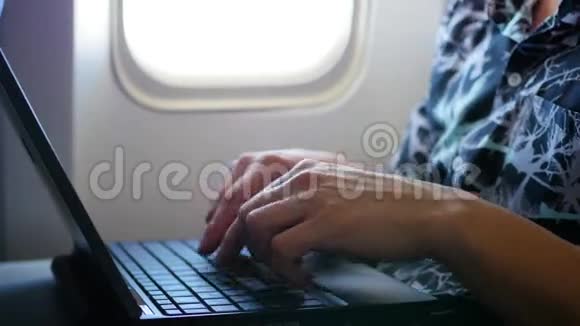在飞机上靠窗工作的人视频的预览图