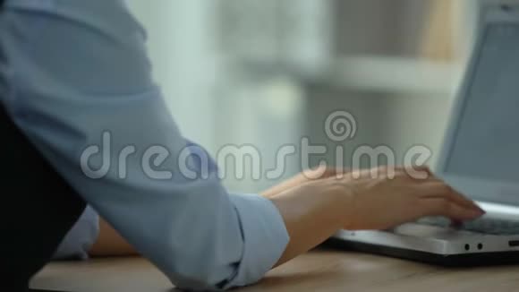 女办公室经理在笔记本电脑上打字感觉手腕疼痛关节发炎视频的预览图